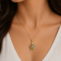 Pendentif tortue en pierre précieuse turquoise huître bleue de sédiments marins, en laiton doré, style bohème inspiré de l'océan, fait main, avec chaîne en corde de créateur