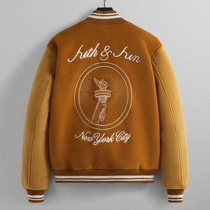 Veste universitaire en cuir orange et blanc personnalisée pour hommes, veste de style Letterman haut de gamme avec patchs brodés en chenille, service OEM - Product Image 2