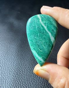 Pierre précieuse naturelle en jade vert, taille poire, à changement de couleur, 29x25x5mm, 34 carats, pour la fabrication de bijoux - Product Image 1