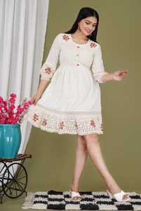 Kurti moderne en coton tissé blanc 100 % pour femme, style mini, col halter, broderie florale, manches trois-quarts, col rond, coupe classique - Product Image 1