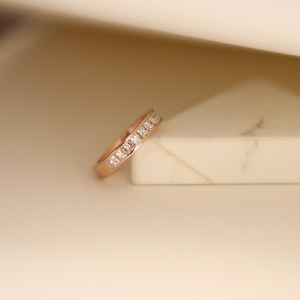 Anillo de media eternidad con moissanita de corte princesa de 2 mm, plata 925 con baño de oro rosa, ideal para bodas y fiestas, unisex, para ella. - Product Image 2