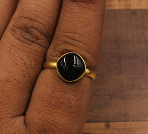 Anillo de Plata de Ley Shree Jaipur con Ónix Negro Natural, Modelo SJSM-4395, Chapado en Oro Clásico, Corte Cojín, Gema Solitaria con Engaste de Bisel - Product Image 2
