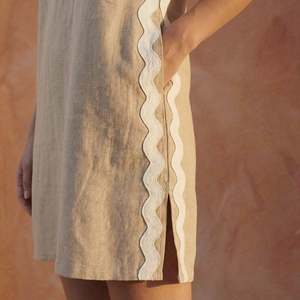Robe Courte Femme en Coton et Lin Beige à Rayures Ondulées, Tissu Léger, Style Moderne, Coupe Confortable - Product Image 4