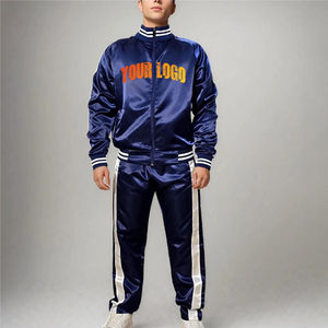 Conjunto deportivo cómodo para hombre al por mayor, con logotipo bordado personalizado, de 2 piezas, con sudadera con capucha y cremallera de nailon satinado y pantalones, para hombre. - Product Image 1