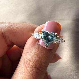 แหวนเพชรโมอิสซาไนต์สีน้ำเงินรูปหัวใจสามเม็ด ประดับด้วยเพชร สำหรับทุกเพศ ทำจากเงินแท้ 925 เหมาะสำหรับเป็นแหวนแต่งงานสุดเซอร์ไพรส์สำหรับเจ้าสาว - Product Image 5