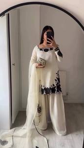 Elegante Set Kurti Bianco in Seta <span class=keywords><strong>Fendi</strong></span> Ricamata con <span class=keywords><strong>Pantaloni</strong></span> Farshi e Dupatta - Product Image 3