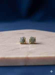 Boucles d'oreilles minimalistes en argent sterling 925 plaqué or 14 carats avec petit cristal brut de labradorite, cadeau de bijoux - Product Image 2