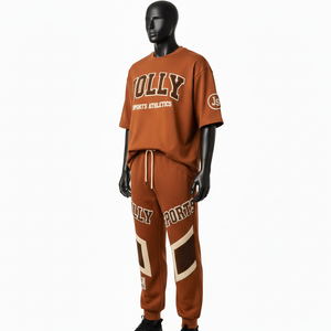 Ensemble jogging homme en molleton de coton épais GSM, couleur rouille, avec t-shirt et pantalon, panneau appliqué style universitaire et impression de logo personnalisé - Product Image 4