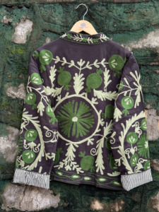 เสื้อแจ็คเก็ตปักลายซูซานีพรีเมียมสำหรับผู้หญิง สีเขียวลายดอกทับทิม สไตล์โบฮีเมียน ดีไซน์เนอร์โค้ท ขายส่ง - Product Image 3