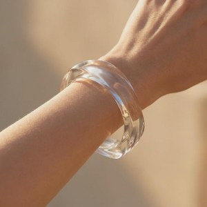 Brazalete Artesanal de Resina de Mármol, Geométrico, Orgánico, Ondulado, Color Ámbar Naranja, Diseño de Caparazón de Tortuga - Product Image 6