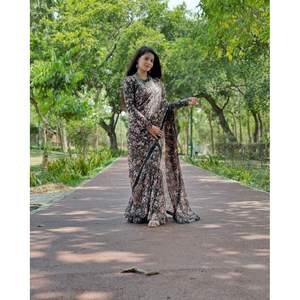 DISEÑADOR GEORGETTE IMPRESIÓN DIGITAL CON ENCAJE DE SATÉN BORDER VESTIDO SAREE NEGRO - Product Image 5