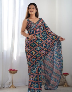 Sari traditionnel KV en rayonne bleu marine imprimé, infroissable et à séchage rapide, pour occasions de fête, avec chemisier non cousu pour femme - Product Image 4