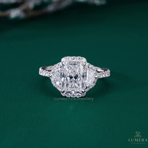 Anillo de Compromiso Personalizado con Tres Diamantes Cultivados en Laboratorio con Corte Radiante, Piedras Laterales en Forma de Pera y Halo Oculto, Oro de 14K o 18K - Product Image 6