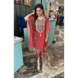 FANCY CHINON SECUENCIA DE BORDADO DE SECUENCIA IMPRESIÓN DIGITAL TRABAJO KAFTAN CON DHOTI ROJO - Product Image 1