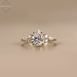Anillo de Diamantes en Forma de Pera con Piedras Laterales en Oro Amarillo, Joyería de Compromiso y Boda para Mujer, Regalo de Lujo - Product Image 1