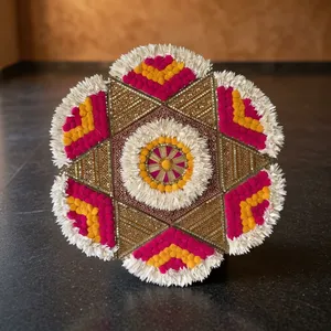 Décoration d'intérieur artisanale en forme de fleur Rangoli avec pompons roses et jaunes, style bohème, art de table pour salon, utilisation en intérieur - Product Image 6