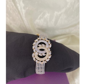 Hermoso Anillo de Dedo Americano de Latón con Circonitas Brillantes para Mujeres y Niñas, Ideal para Bodas, Ocasiones Especiales y Regalos - Product Image 1