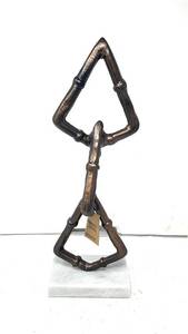 Escultura Moderna de Anillos de Oro, Aros Metálicos Verticales Entrelazados, Estatua Abstracta, Objeto Artístico sobre Base Cuadrada, Decoración de Lujo para el Hogar - Product Image 2