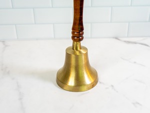 Campana de Mano de Metal Nueva con Sonido Nítido, Campana de Mano de Latón Dorado con Mango de Madera para Templo, Pooja, Adoración, Meditación, Yoga, Sanación - Product Image 2
