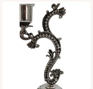 Candelabro de metal plateado, base redonda, diseño ornamentado, decoración del hogar, duradero - Product Image 3