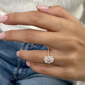 Anillo de compromiso con diamante de corte radiante en oro rosa con engaste halo, banda de diamantes pavé y diseño nupcial atemporal, regalo para ella - Product Image 4