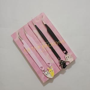 Pinzas para Extensión de Pestañas con Punta Dentada de Acero Inoxidable y Llaveros Personalizados con Recorte de Corazón - Herramienta de Belleza con Recubrimiento en Polvo Rosa/Negro - Product Image 1