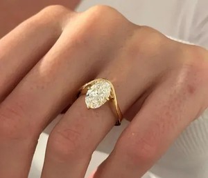 Bague solitaire moderne en diamant avec élégante bande en V, bijou de luxe pour fiançailles, mariage ou anniversaire, design raffiné. - Product Image 2