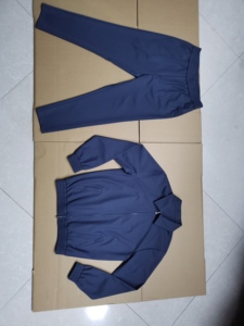 Survêtement unisexe noir à fermeture éclair intégrale, couleur unie, vêtement décontracté avec poches latérales, coupe classique, style automne, 100% polyester - Product Image 6