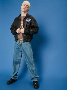 เสื้อแจ็คเก็ตหนังเทียมลายกราฟิกฮอตวีลส์สำหรับผู้ชาย - Product Image 1