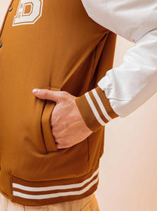 แจ็คเก็ตเบสบอลแบบมีปกตั้ง ปักโลโก้ด้านหน้า สไตล์วิทยาลัย สำหรับทุกเพศทุกวัย ผลิตตามสั่ง ขายส่ง OEM  ผ้าขนสัตว์ผสม อุ่นสบายสำหรับฤดูหนาว  พร้อมบริการปักโลโก้ตามแบบ - Product Image 2