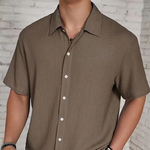เสื้อเชิ้ตผู้ชายผ้าทอเนื้อสัมผัสพิเศษสำหรับฤดูร้อน แขนสั้น ติดกระดุม คอปกคิวบา สไตล์ลำลอง สำหรับใส่ไปเที่ยวชายหาด แฟชั่น รับผลิตแบบ OEM - Product Image 1