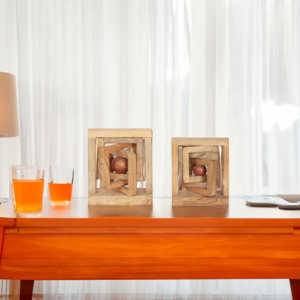 Sculpture géométrique en bois artisanale avec sphère, accent décoratif pour la maison |   Design minimaliste moderne |   Vente en gros OEM - Product Image 3