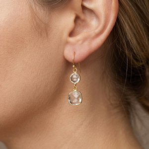 Pendiente de trébol de piedra de corte facetado Pendientes chapados en oro con forma de flor de cuarzo y cristal Pendientes de trébol con marco dorado - Product Image 1