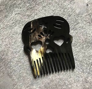 Peine de cuerno de lujo con dientes largos y diseño de fantasma, para el cuidado del cabello y como peine elegante para el tocador y decoración del hogar, al mejor precio. - Product Image 1