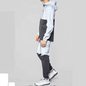 Dernière veste coupe-vent légère et imperméable pour homme avec capuche, idéale pour la course, le cyclisme, la randonnée et le streetwear décontracté - Product Image 5