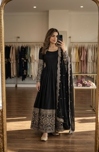 Vestido Largo de Seda Chinnon Opulento con Corsé Adornado con Espejos, Velo con Lentejuelas y Pantalones Elásticos, Moda de Celebración - Product Image 4