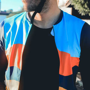 Maillot de cyclisme performant avec tissu extensible, empiècements respirants et graphismes personnalisés pour les cyclistes actifs - Product Image 4