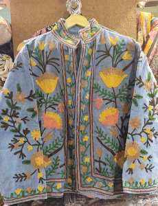 เสื้อแจ็คเก็ตกำมะหยี่ปักมือลายดอกไม้สไตล์วินเทจสำหรับผู้หญิง เป็นมิตรกับสิ่งแวดล้อม คอตั้ง แขนยาว ปักลายซูซานี  พร้อมโลโก้  ผ้าทอ - Product Image 4