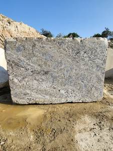 Bloc de granit blanc nacré durable, surface rugueuse, utilisation moderne pour cuisine et salle de bain, directement des mines, haute qualité premium - Product Image 4