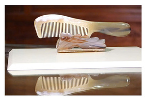 Peine de Cuerno de Búfalo Ecológico con Función de Masaje del Cuero Cabelludo y Dientes Suaves - Product Image 1