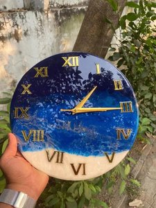 Reloj de Pared de Resina Epoxi con Diseño de Olas Oceánicas, Color Azul Profundo, Espuma de Playa, Números Romanos Dorados, Decoración Silenciosa para el Hogar con Temática Costera - Product Image 6