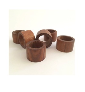 Anneaux de serviette en bois d'acacia de luxe moderne - Décoration de table ronde écologique et durable avec logo personnalisé pour les mariages et les fêtes - Product Image 1