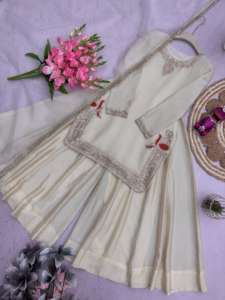 Tenue de fête haut de gamme conçue pour les mariages et les événements culturels – Ensemble palazzo en soie chinon lourde, disponible en gros - Product Image 5