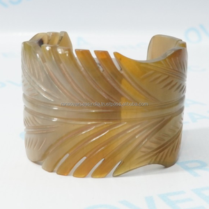 Brazalete de Cuerno Natural Pulido Hecho a Mano, Diseño Abierto, Joyería Étnica Tribal Moderna, Regalo Elegante para Mujer - Product Image 5