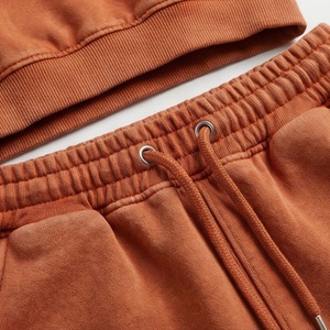 Conjunto de 2 piezas de top corto con capucha y pantalones cortos de forro polar para mujer con estampado geométrico y bolsillo con forma de corazón, ropa informal - Product Image 5