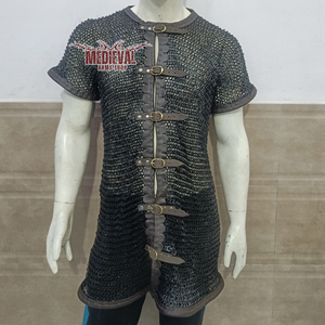 Camisa de armadura de malla de acero dulce negra medieval hecha a mano, de media manga, con remaches planos y ribete de cuero para recreación histórica - Product Image 4