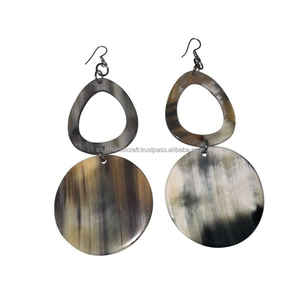 Boucles d'oreilles pendantes classiques modernes pour filles en corne de buffle de taille personnalisée, alliage de métal précieux, boucles d'oreilles pendantes fines contemporaines pour femmes - Product Image 1