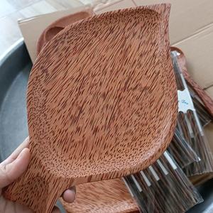 Assiette traditionnelle en bois de noix de coco faite à la main du Vietnam parfaite pour servir des fruits, des collations, des salades, des desserts à des fins décoratives - Product Image 1