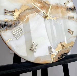 Reloj de Pared de Resina Redondo Moderno con Aspecto de Mármol, Números Romanos, Decorativo, con Logotipo Personalizado para Hogar o Restaurante - Product Image 3