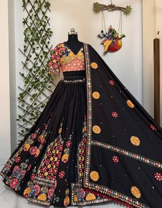 Presentamos el Lehenga Choli especial de Navratri, hecho de muselina de algodón con estampado digital, trabajo de espejos auténticos y encaje con pompones, con dupatta. - Product Image 1